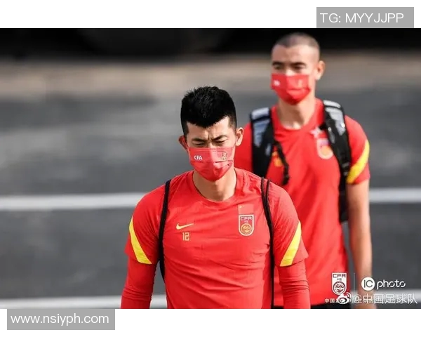 中国队在十二强赛对决卡塔尔全力争胜展现团队精神与战斗意志